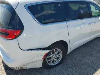 2025 Chrysler Pacifica Select with VIN 2C4RC1BG7SR509591, listed as a IAAI auction lot 42533235 with 19,520 mi miles and . Bid and sale history available at DreamBid. Image 6.