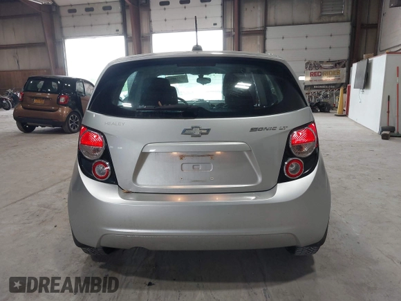 2016 Chevrolet Sonic LT z VIN 1G1JC6SG9G4151259, wystawiony jako IAAI lot #42341705 z przebiegiem 131 981 mil mil oraz . Historia ofert i sprzedaży dostępna na DreamBid. Obrazek 16.