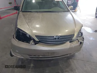 2004 Toyota Camry LE z VIN 4T1BE32K54U380439, wystawiony jako IAAI lot #42226118 z przebiegiem 262 644 mil mil oraz . Historia ofert i sprzedaży dostępna na DreamBid. Obrazek 6.
