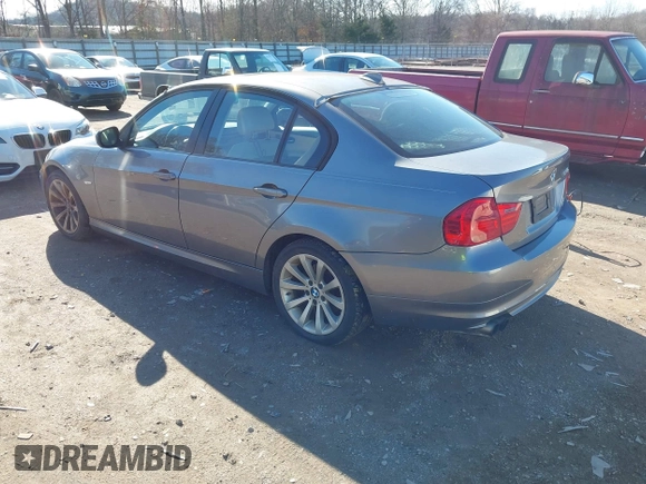 2011 BMW 3 Series 328i z VIN WBAPH7C54BE676753, wystawiony jako IAAI lot #41490303 z przebiegiem 134 049 mil mil oraz . Historia ofert i sprzedaży dostępna na DreamBid. Obrazek 3.