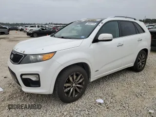 2013 Kia Sorento SX z VIN 5XYKWDA22DG321598, wystawiony jako Copart lot #50453715 z przebiegiem 123 778 mil mil oraz Czysty tytuł • Clean title. Historia ofert i sprzedaży dostępna na DreamBid. Obrazek 1.