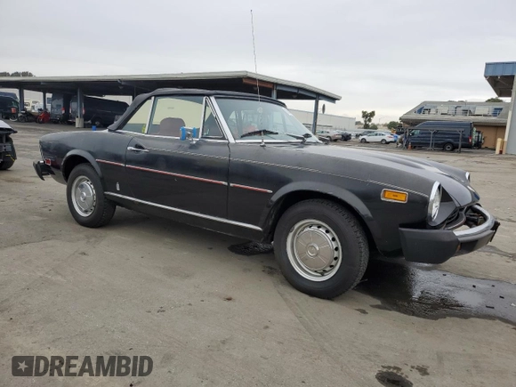 1975 FIAT 124 Spider z VIN 124CS10095845, wystawiony jako Copart lot #86344634 z przebiegiem 86 863 mil mil oraz Czysty tytuł • Clean title. Historia ofert i sprzedaży dostępna na DreamBid. Obrazek 4.