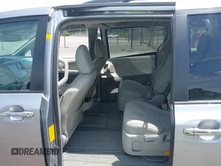 2012 Toyota Sienna XLE z VIN 5TDDK3DCXCS032053, wystawiony jako IAAI lot #42423082 z przebiegiem 338 112 mil mil oraz . Historia ofert i sprzedaży dostępna na DreamBid. Obrazek 8.