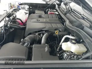 2025 Toyota Tundra SR с VIN 5TFKB5DB9SX282404, выставлен на аукционе IAAI как лот 42225772 с пробегом 2 528 миль миль и . История ставок и продаж доступна на DreamBid. Изображение 20.