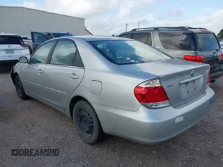 2005 Toyota Camry LE z VIN 4T1BE30K35U385031, wystawiony jako IAAI lot #42554035 z przebiegiem 137 277 mil mil oraz . Historia ofert i sprzedaży dostępna na DreamBid. Obrazek 1.