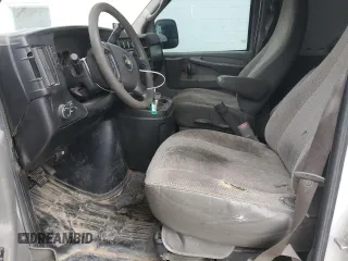 2012 Chevrolet Express Cargo z VIN 1GCWGFCAXC1177408, wystawiony jako Copart lot #64615955 z przebiegiem Nie podano mil oraz Czysty tytuł • Clean title. Historia ofert i sprzedaży dostępna na DreamBid. Obrazek 7.