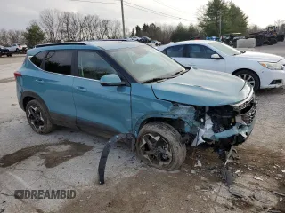 2025 Kia Seltos EX z VIN KNDERCAAXS7674526, wystawiony jako Copart lot #43906075 z przebiegiem 4430 mil mil oraz Szkody całkowita. Historia ofert i sprzedaży dostępna na DreamBid. Obrazek 4.