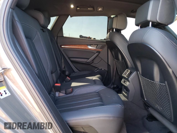 2023 Audi Q5 S line Premium Plus z VIN WA1EAAFY6P2136552, wystawiony jako Copart lot #49588345 z przebiegiem 48 874 mil mil oraz Szkoda całkowita • Salvage title. Historia ofert i sprzedaży dostępna na DreamBid. Obrazek 11.