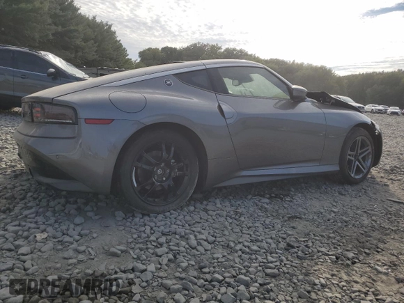 2024 Nissan Z Sport z VIN JN1BZ4AH7RM362538, wystawiony jako Copart lot #71589374 z przebiegiem Nie podano mil oraz Szkoda całkowita • Salvage title. Historia ofert i sprzedaży dostępna na DreamBid. Obrazek 3.