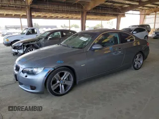 2008 BMW 3 Series 335i z VIN WBAWB73528P041931, wystawiony jako Copart lot #57321595 z przebiegiem 149 049 mil mil oraz Szkoda całkowita • Salvage title. Historia ofert i sprzedaży dostępna na DreamBid. Obrazek 1.