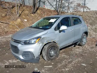 2018 Chevrolet Trax LS z VIN KL7CJKSBXJB721384, wystawiony jako IAAI lot #41716064 z przebiegiem 318 600 mil mil oraz . Historia ofert i sprzedaży dostępna na DreamBid. Obrazek 2.