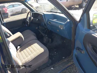 1993 Ford Ranger STX z VIN 1FTCR14X2PPB07360, wystawiony jako IAAI lot #41862094 z przebiegiem 18 937 mil mil oraz . Historia ofert i sprzedaży dostępna na DreamBid. Obrazek 5.