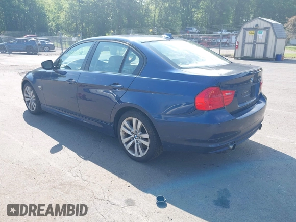 2011 BMW 3 Series 335i xDrive z VIN WBAPL5G53BNN22645, wystawiony jako IAAI lot #42505727 z przebiegiem 136 518 mil mil oraz . Historia ofert i sprzedaży dostępna na DreamBid. Obrazek 3.