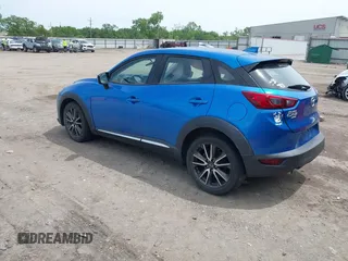 2016 Mazda CX-3 Grand Touring z VIN JM1DKFD78G0134173, wystawiony jako IAAI lot #42179942 z przebiegiem 93 539 mil mil oraz . Historia ofert i sprzedaży dostępna na DreamBid. Obrazek 3.