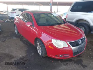 2008 Volkswagen Eos Turbo z VIN WVWBA71F28V033761, wystawiony jako IAAI lot #41586300 z przebiegiem 121 056 mil mil oraz . Historia ofert i sprzedaży dostępna na DreamBid. Obrazek 1.