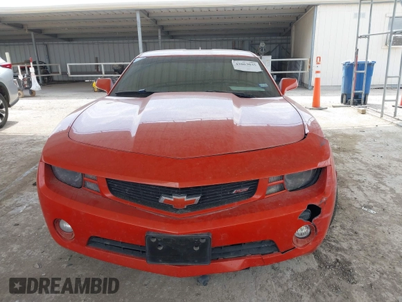 2011 Chevrolet Camaro 1LT z VIN 2G1FB1ED2B9157424, wystawiony jako IAAI lot #42063035 z przebiegiem 135 796 mil mil oraz . Historia ofert i sprzedaży dostępna na DreamBid. Obrazek 12.