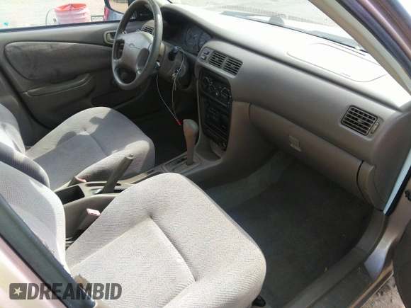 1998 Chevrolet Prizm Lsi z VIN 1Y1SK5285WZ438757, wystawiony jako IAAI lot #41896020 z przebiegiem 106 369 mil mil oraz . Historia ofert i sprzedaży dostępna na DreamBid. Obrazek 5.