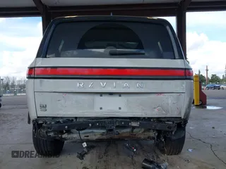 2024 Rivian R1S Adventure z VIN 7PDSGBBA4RN044260, wystawiony jako IAAI lot #41712342 z przebiegiem 7521 mil mil oraz . Historia ofert i sprzedaży dostępna na DreamBid. Obrazek 6.