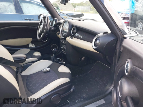 2012 MINI Convertible S z VIN WMWZP3C56CT250533, wystawiony jako IAAI lot #41506301 z przebiegiem 89 854 mil mil oraz . Historia ofert i sprzedaży dostępna na DreamBid. Obrazek 5.
