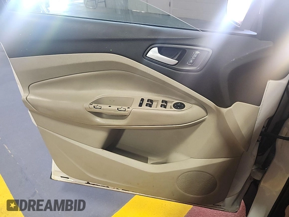 2014 Ford Escape SE z VIN 1FMCU9GX7EUC02600, wystawiony jako IAAI lot #42570755 z przebiegiem 86 871 mil mil oraz . Historia ofert i sprzedaży dostępna na DreamBid. Obrazek 5.