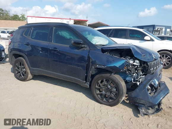 2024 Jeep Compass Latitude z VIN 3C4NJDBN7RT162744, wystawiony jako IAAI lot #42222143 z przebiegiem 8 657 mil mil oraz . Historia ofert i sprzedaży dostępna na DreamBid. Obrazek 1.