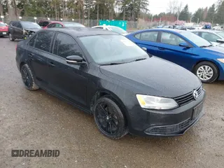 2011 Volkswagen Jetta SE z VIN 3VWDZ7AJXBM323766, wystawiony jako IAAI lot #41680351 z przebiegiem 122 660 mil mil oraz . Historia ofert i sprzedaży dostępna na DreamBid. Obrazek 1.