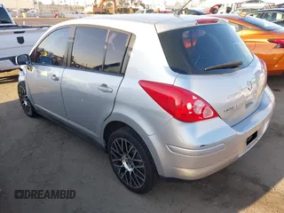 2011 Nissan Versa S z VIN 3N1BC1CP2BL448005, wystawiony jako IAAI lot #41819138 z przebiegiem 165 936 mil mil oraz . Historia ofert i sprzedaży dostępna na DreamBid. Obrazek 3.