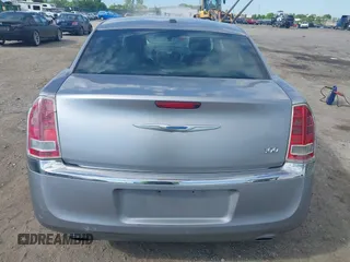 2014 Chrysler 300 z VIN 2C3CCAAG3EH380058, wystawiony jako IAAI lot #42220051 z przebiegiem 116 263 mil mil oraz . Historia ofert i sprzedaży dostępna na DreamBid. Obrazek 16.