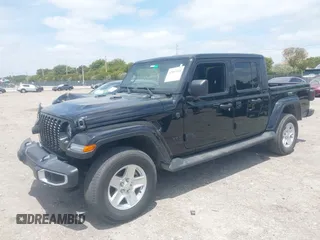 2022 Jeep Gladiator Willys Sport z VIN 1C6HJTAG7NL161701, wystawiony jako IAAI lot #42097144 z przebiegiem 32 989 mil mil oraz . Historia ofert i sprzedaży dostępna na DreamBid. Obrazek 2.