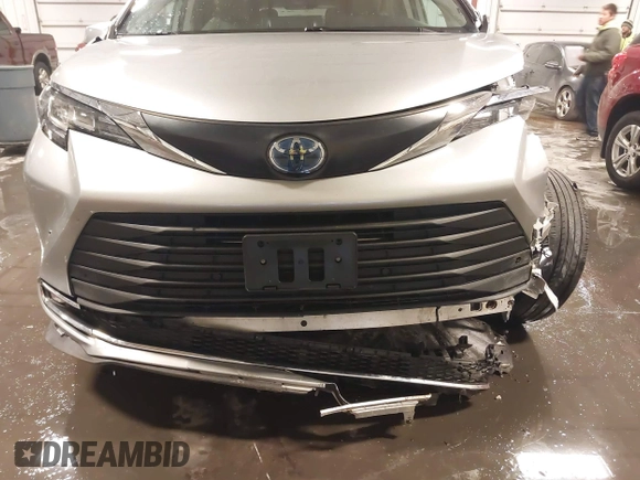 2022 Toyota Sienna XLE with VIN 5TDYRKEC6NS126603, listed as a IAAI auction lot 41561490 with 69,069 mi miles. Bid and sale history available at carsss.com. Image 6.