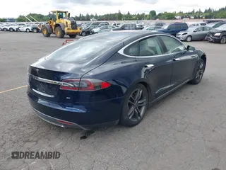 2013 Tesla Model S с VIN 5YJSA1CN1DFP05559, выставлен на аукционе IAAI как лот 42249943 с пробегом 134 399 миль миль и . История ставок и продаж доступна на DreamBid. Изображение 4.