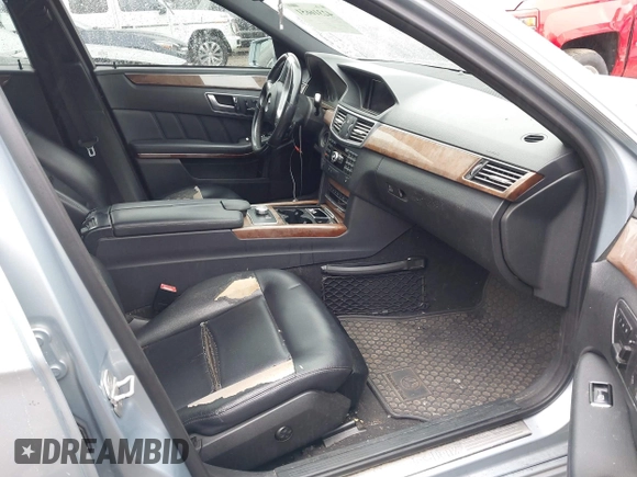 2013 Mercedes-Benz E 350 Luxury z VIN WDDHF8JB2DA675225, wystawiony jako IAAI lot #42316651 z przebiegiem 127 087 mil mil oraz . Historia ofert i sprzedaży dostępna na DreamBid. Obrazek 5.
