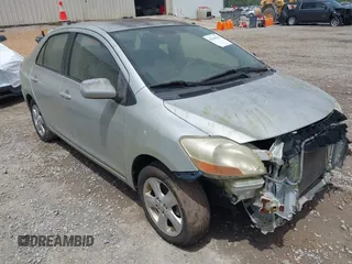 2008 Toyota Yaris z VIN JTDBT923984032784, wystawiony jako IAAI lot #42169101 z przebiegiem 150 186 mil mil oraz . Historia ofert i sprzedaży dostępna na DreamBid. Obrazek 1.