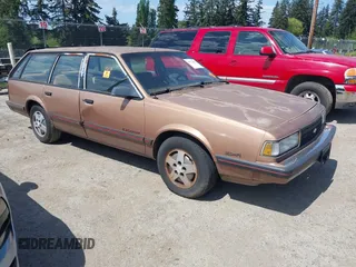 1988 Chevrolet Celebrity z VIN 1G1AW81W0J6173951, wystawiony jako IAAI lot #42173499 z przebiegiem 93 453 mil mil oraz . Historia ofert i sprzedaży dostępna na DreamBid. Obrazek 1.