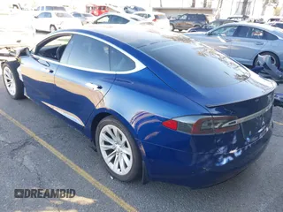 2019 Tesla Model S 75D z VIN 5YJSA1E27KF333645, wystawiony jako IAAI lot #41647989 z przebiegiem 52 528 mil mil oraz . Historia ofert i sprzedaży dostępna na DreamBid. Obrazek 3.