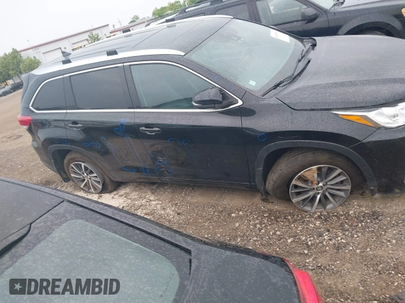 2018 Toyota Highlander SE with VIN 5TDJZRFH3JS543823, listed as a IAAI auction lot 42491705 with 110,801 mi miles and . Bid and sale history available at DreamBid. Image 13.