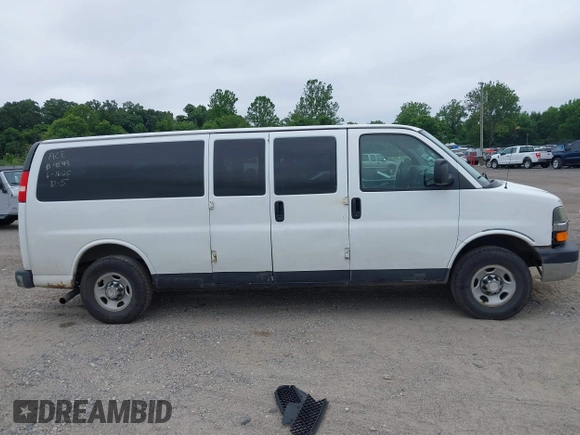 2008 Chevrolet Express Passenger z VIN 1GAHG39K581171068, wystawiony jako IAAI lot #42530215 z przebiegiem 251 871 mil mil oraz . Historia ofert i sprzedaży dostępna na DreamBid. Obrazek 13.