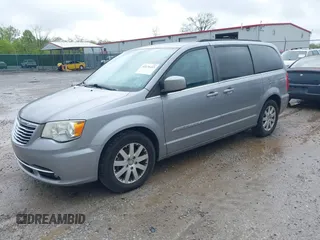 2014 Chrysler Town & Country Touring z VIN 2C4RC1BG0ER247062, wystawiony jako IAAI lot #42176433 z przebiegiem 200 089 mil mil oraz . Historia ofert i sprzedaży dostępna na DreamBid. Obrazek 2.