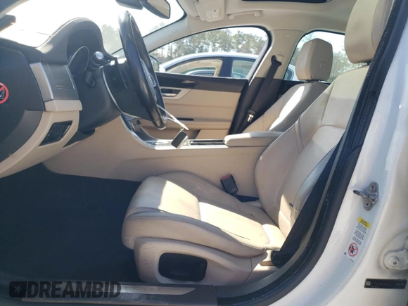 2016 Jaguar XF 35t Premium z VIN SAJBD4BV5GCY19710, wystawiony jako Copart lot #46468665 z przebiegiem 96 207 mil mil oraz Szkoda całkowita • Salvage title. Historia ofert i sprzedaży dostępna na DreamBid. Obrazek 7.