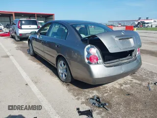 2005 Nissan Altima S z VIN 1N4AL11D05C281697, wystawiony jako IAAI lot #42220810 z przebiegiem 104 047 mil mil oraz . Historia ofert i sprzedaży dostępna na DreamBid. Obrazek 3.