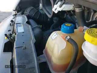 2017 Ram ProMaster Cargo z VIN 3C6URVJG6HE551981, wystawiony jako IAAI lot #41708030 z przebiegiem 131 023 mil mil oraz . Historia ofert i sprzedaży dostępna na DreamBid. Obrazek 19.