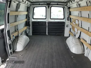 2019 Chevrolet Express Cargo z VIN 1GCWGAFG9K1299520, wystawiony jako Copart lot #60213205 z przebiegiem 116 068 mil mil oraz Szkoda całkowita • Salvage title. Historia ofert i sprzedaży dostępna na DreamBid. Obrazek 10.