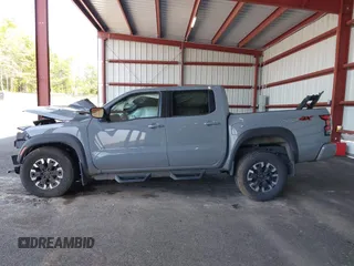 2023 Nissan Frontier SV z VIN 1N6ED1EK0PN673357, wystawiony jako IAAI lot #42420346 z przebiegiem 33 000 mil mil oraz . Historia ofert i sprzedaży dostępna na DreamBid. Obrazek 14.