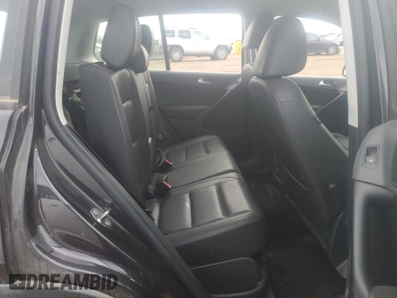 2016 Volkswagen Tiguan S z VIN WVGAV7AX6GW588063, wystawiony jako Copart lot #49254085 z przebiegiem 138 929 mil mil oraz Czysty tytuł • Clean title. Historia ofert i sprzedaży dostępna na DreamBid. Obrazek 11.
