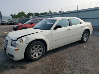 2007 Chrysler 300 z VIN 2C3LA43RX7H788453, wystawiony jako Copart lot #60262635 z przebiegiem 134 128 mil mil oraz Szkoda całkowita • Salvage title. Historia ofert i sprzedaży dostępna na DreamBid. Obrazek 1.