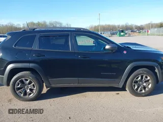 2019 Jeep Cherokee Trailhawk z VIN 1C4PJMBX0KD210316, wystawiony jako IAAI lot #42155261 z przebiegiem 100 889 mil mil oraz . Historia ofert i sprzedaży dostępna na DreamBid. Obrazek 13.