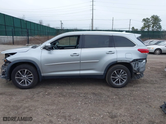 2019 Toyota Highlander SE with VIN 5TDJZRFH8KS727883, listed as a IAAI auction lot 41882956 with 56,043 mi miles. Bid and sale history available at carsss.com. Image 14.