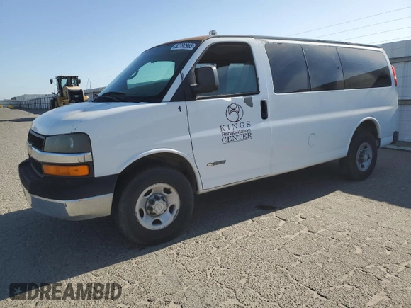 2006 Chevrolet Express Passenger z VIN 1GAHG35U361256706, wystawiony jako Copart lot #53382965 z przebiegiem 235 191 mil mil oraz Tytuł czysty. Historia ofert i sprzedaży dostępna na DreamBid. Obrazek 1.