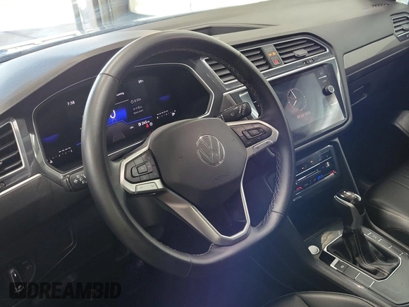 2024 Volkswagen Tiguan SE z VIN 3VV3B7AX7RM106937, wystawiony jako IAAI lot #42845192 z przebiegiem 32 134 mil mil oraz . Historia ofert i sprzedaży dostępna na DreamBid. Obrazek 8.
