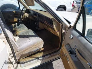 1984 Ford Crown Victoria z VIN 1FABP43F9EZ170457, wystawiony jako IAAI lot #42095730 z przebiegiem 60 839 mil mil oraz . Historia ofert i sprzedaży dostępna na DreamBid. Obrazek 5.